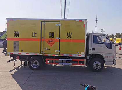 子长爆破器材运输车工人安全操作规范与智能技术保障